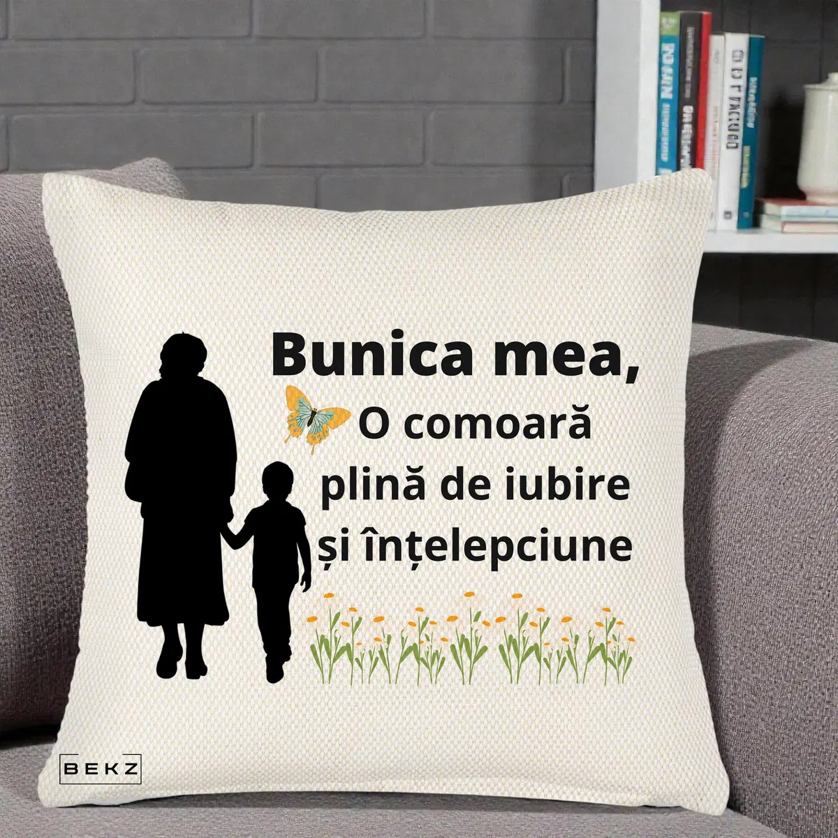 Perna Decorativa Bunica Mea Comoara cu Fluture si Baietel, 40x40 cm, Crem Reliefat, Husa Detasabila, Perna, BEKZ®
