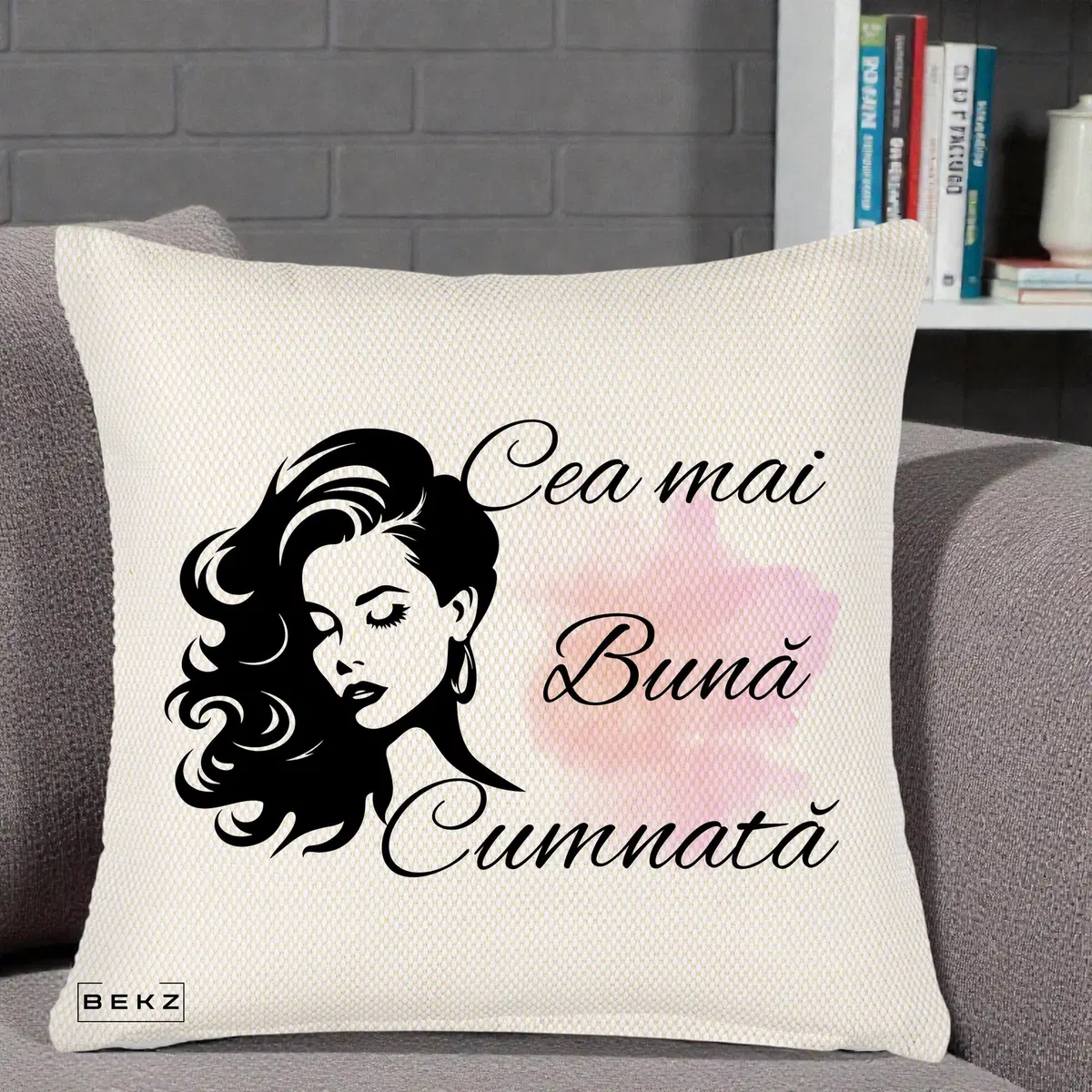 Perna Decorativa Cea mai Buna Cumnata cu Silueta Dama si Pete Roz, 40x40 cm, Crem Reliefat, Husa Detasabila, Perna, BEKZ®