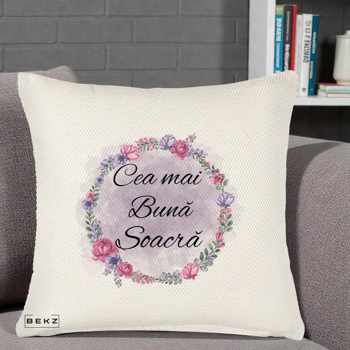 Perna Decorativa Cea mai Buna Soacra cu Coronita Flori Roz si Mov, 40x40 cm, Crem Reliefat, Husa Detasabila, Perna, BEKZ®