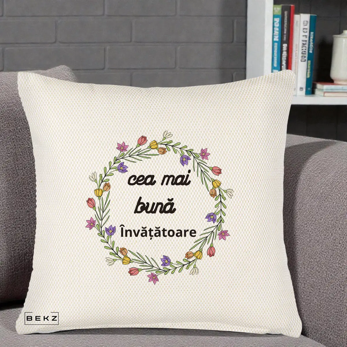 Perna Decorativa Cea mai Buna Invatatore cu Coronita Florala Colorata, 40x40 cm, Crem Reliefat, Husa Detasabila, Perna, BEKZ®