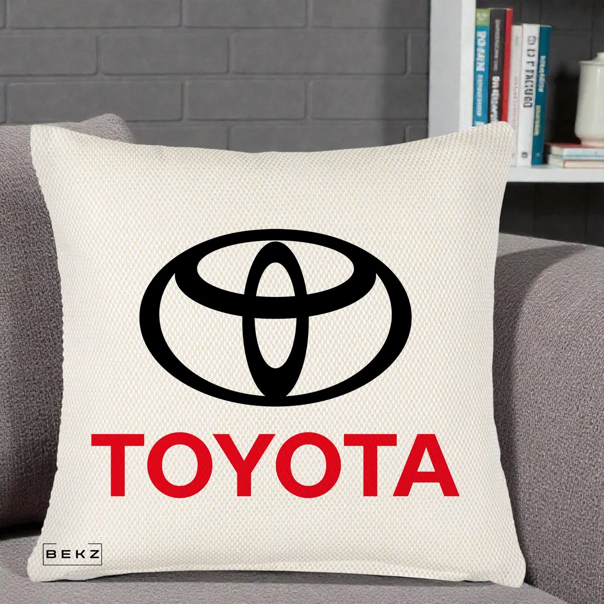 Perna Decorativa Logo Toyota Negru-Rosu pe Fond crem, 40x40 cm, Crem Reliefat, Husa Detasabila, Perna, BEKZ®