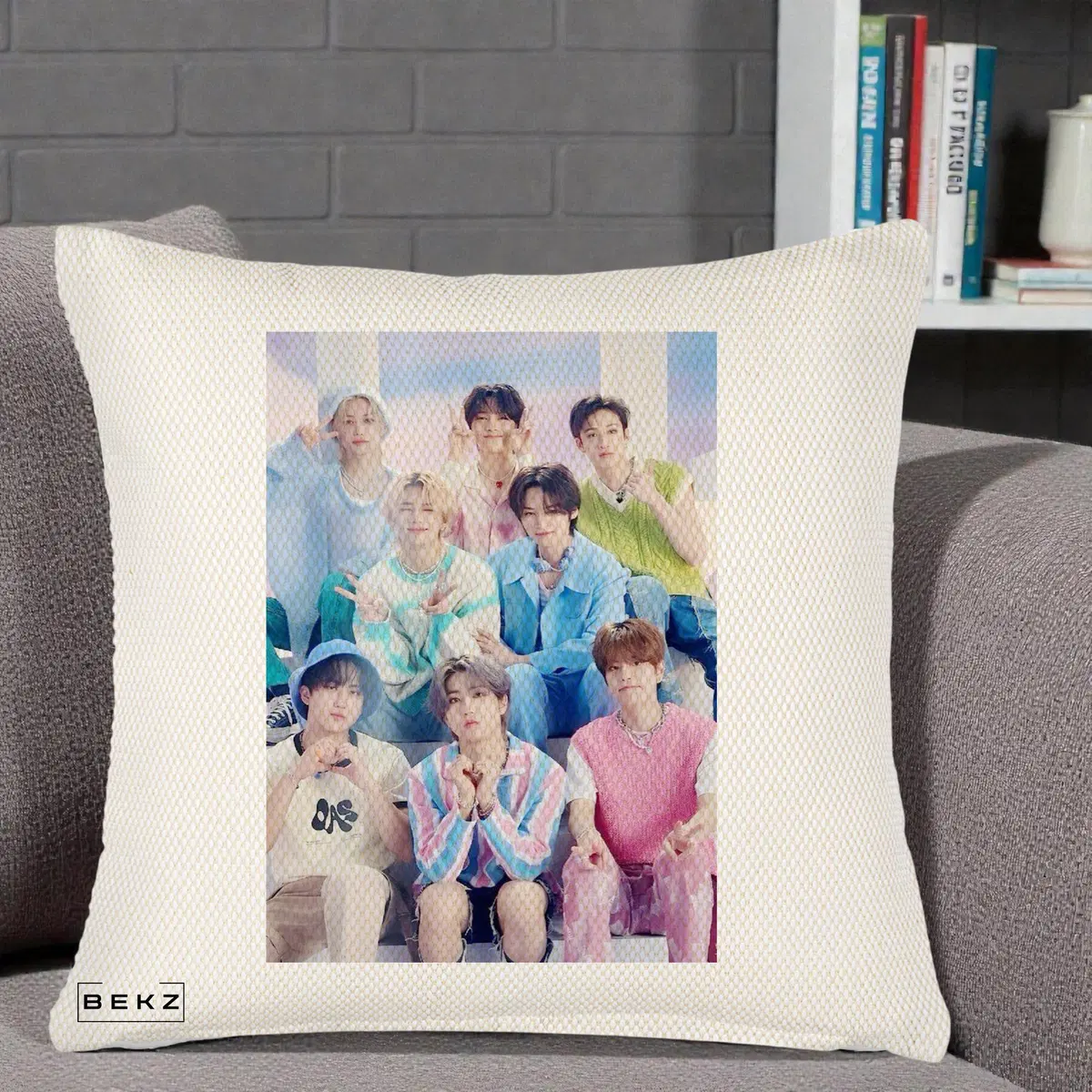 Perna Decorativa K-Pop Grup Foto Pasteluri cu 8 Artisti, 40x40 cm, Crem Reliefat, Husa Detasabila, Perna, BEKZ®