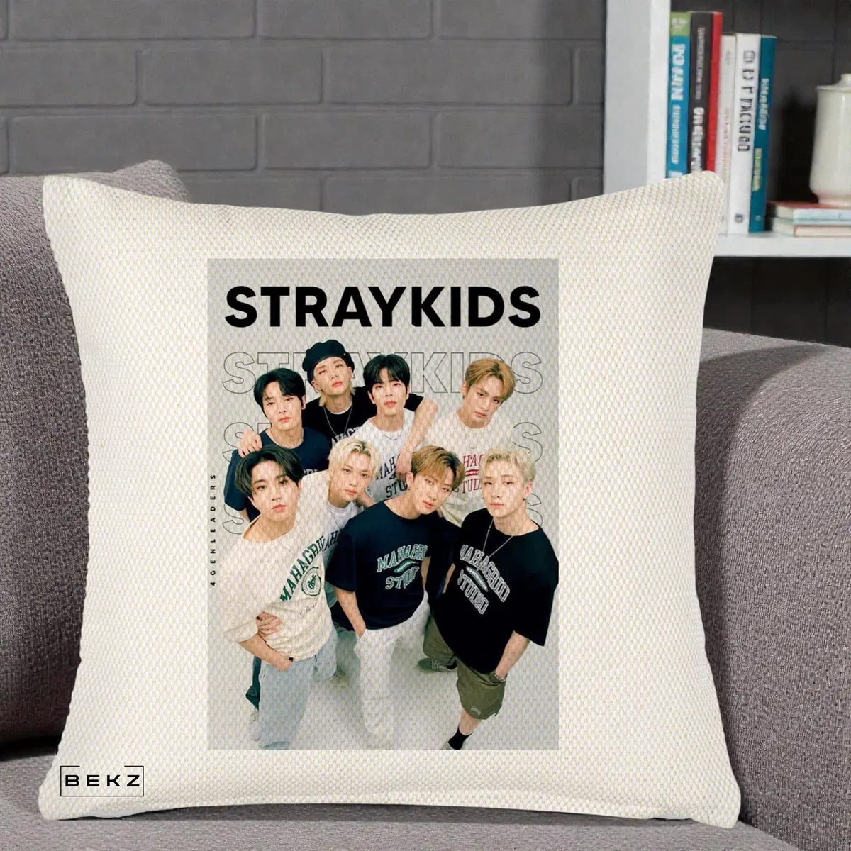 Perna Decorativa Stray Kids STRAYKIDS Alb-Negru cu Foto Grup, 40x40 cm, Crem Reliefat, Husa Detasabila, Perna, BEKZ®