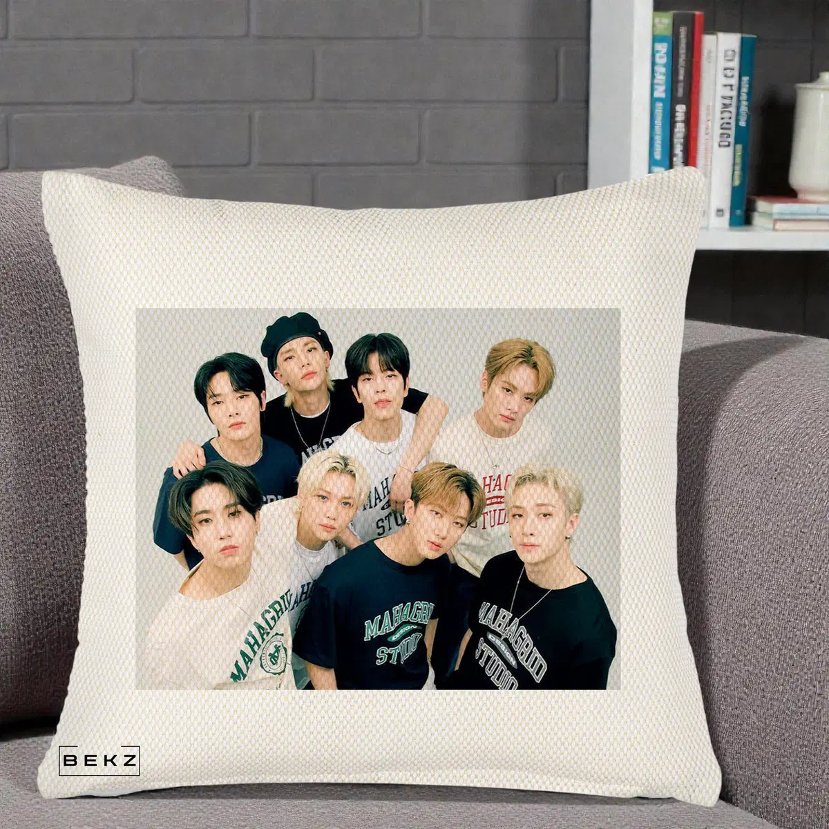 Perna Decorativa Stray Kids Foto Grup pe Fond crem Fara Text, 40x40 cm, Crem Reliefat, Husa Detasabila, Perna, BEKZ®
