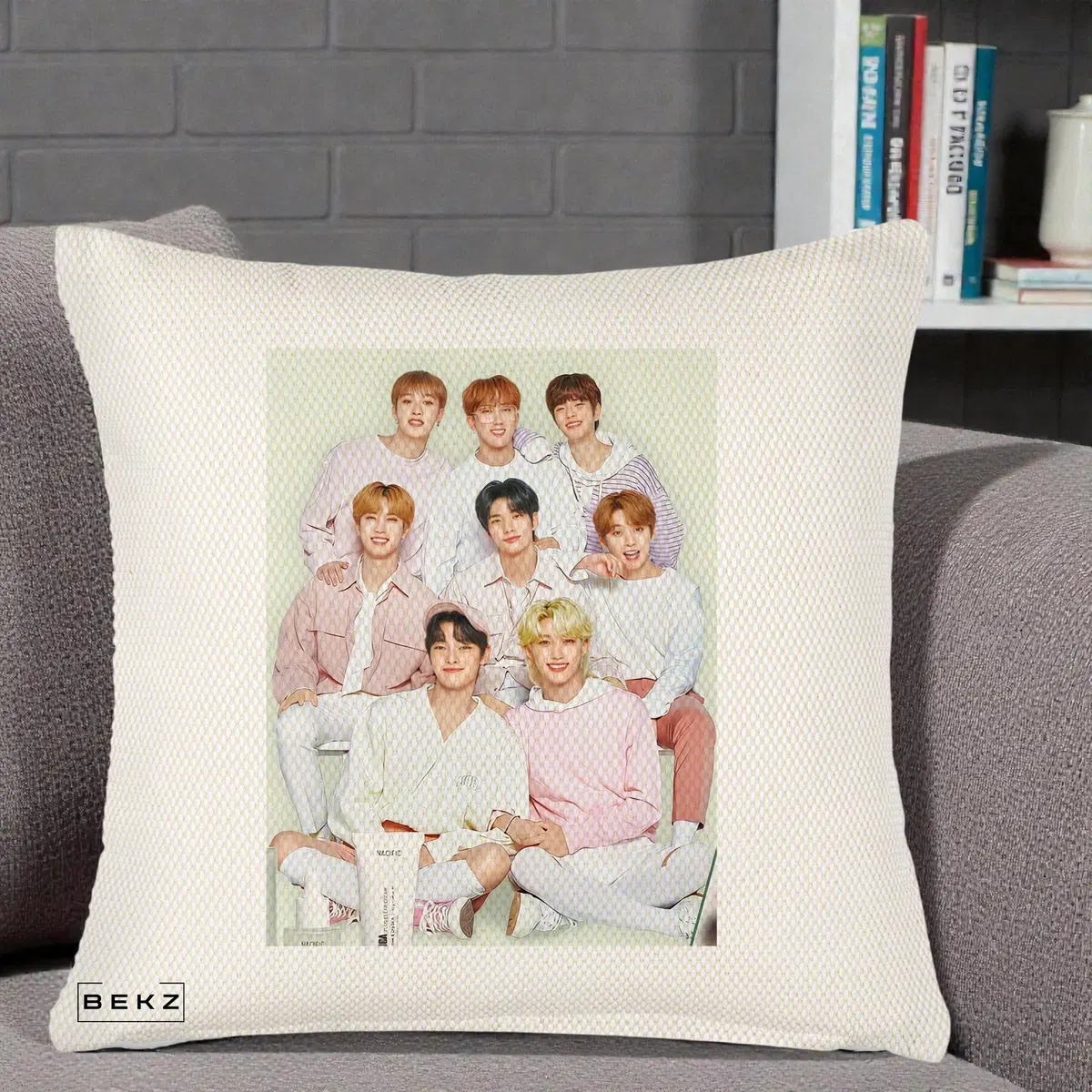 Perna Decorativa Stray Kids Foto Grup Pastel Roz-Alb cu 8 Membrii, 40x40 cm, Crem Reliefat, Husa Detasabila, Perna, BEKZ®