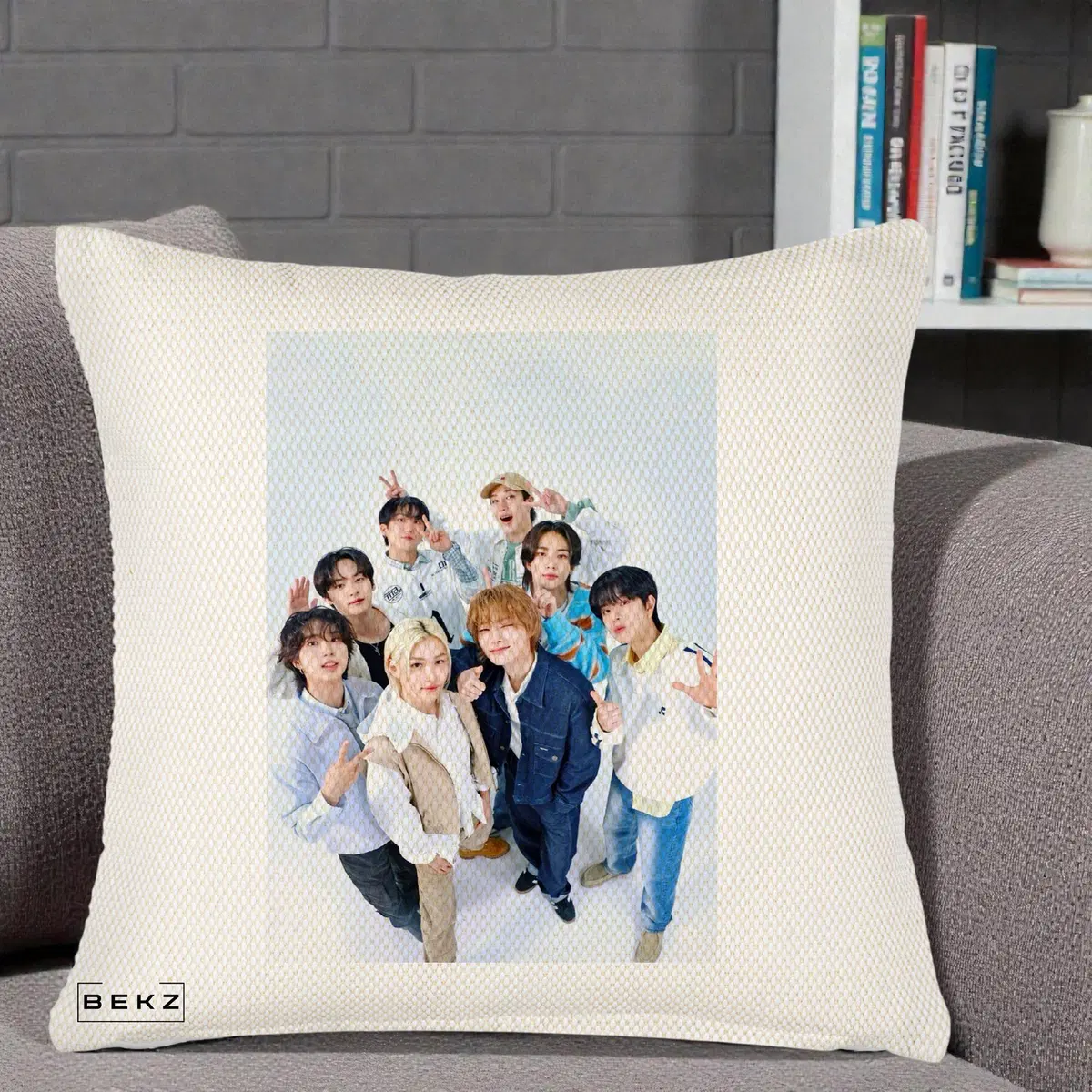 Perna Decorativa Stray Kids Foto Grup Casual Alb cu 8 Membrii de Sus, 40x40 cm, Crem Reliefat, Husa Detasabila, Perna, BEKZ®