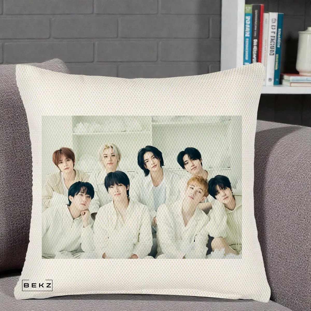 Perna Decorativa Stray Kids Foto Grup Alb All-White cu 8 Membrii, 40x40 cm, Crem Reliefat, Husa Detasabila, Perna, BEKZ®