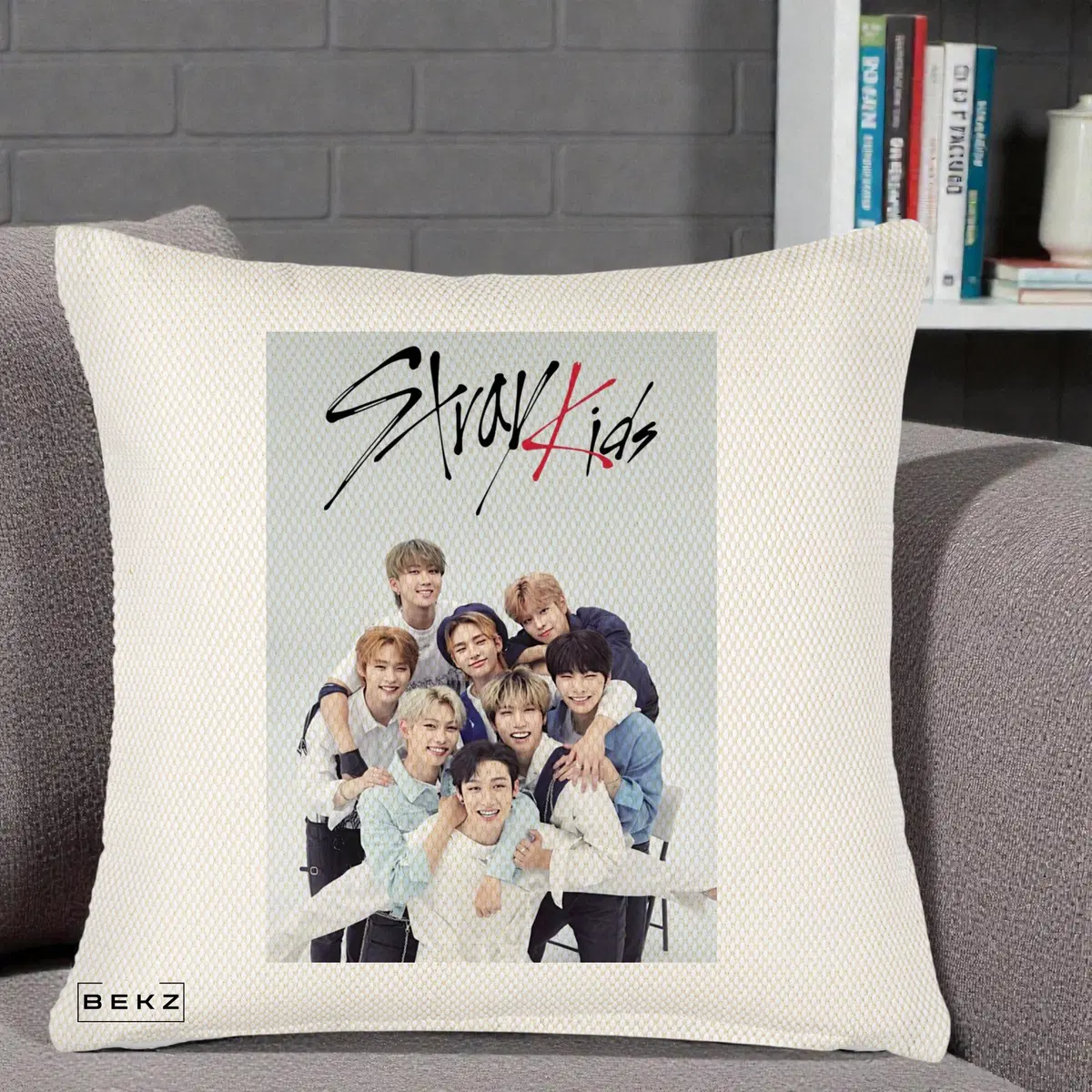 Perna Decorativa Stray Kids Logo cu Foto Grup Casual Alb-Albastru, 40x40 cm, Crem Reliefat, Husa Detasabila, Perna, BEKZ®