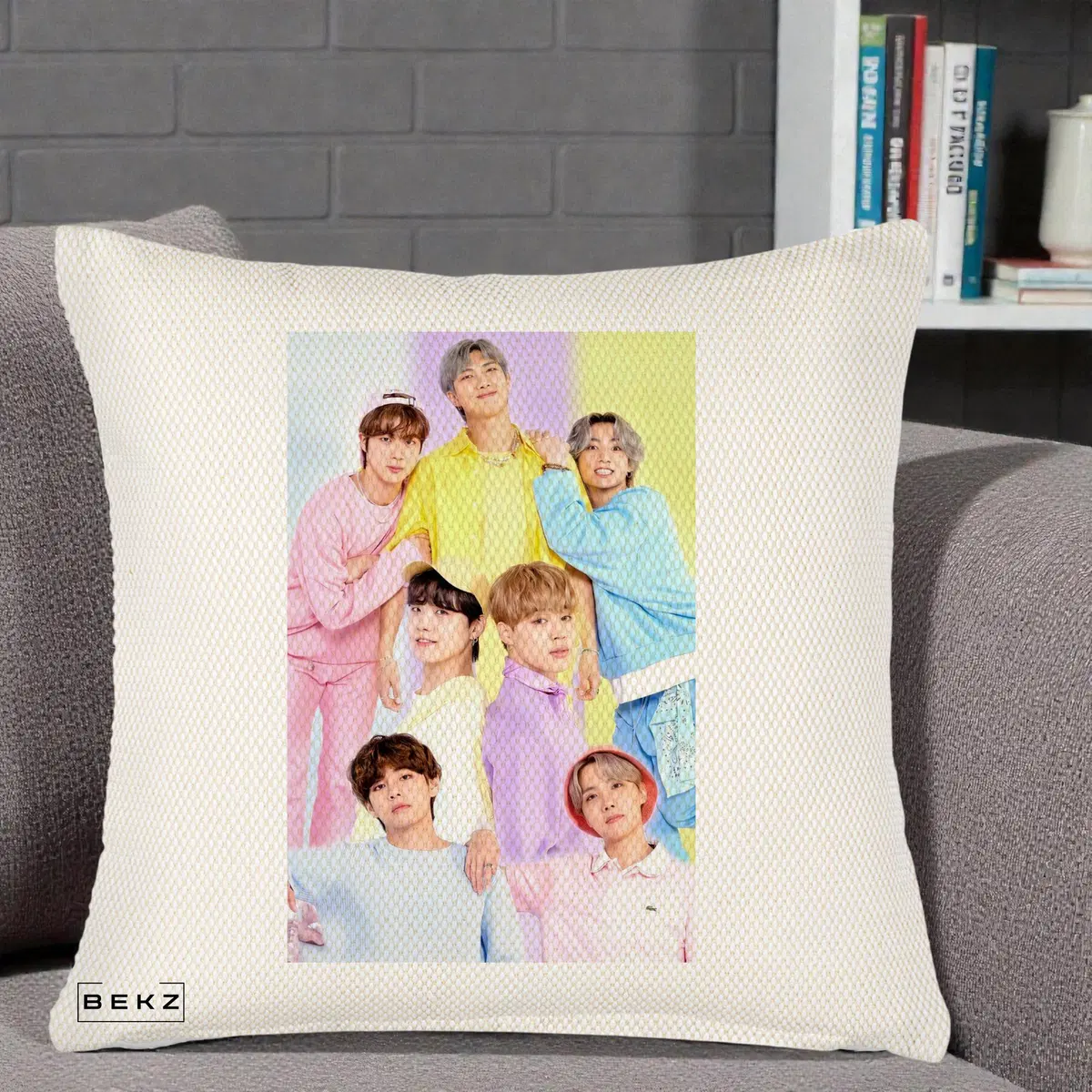 Perna Decorativa BTS Foto Grup Pastel Colorat cu 7 Membrii, 40x40 cm, Crem Reliefat, Husa Detasabila, Perna, BEKZ®