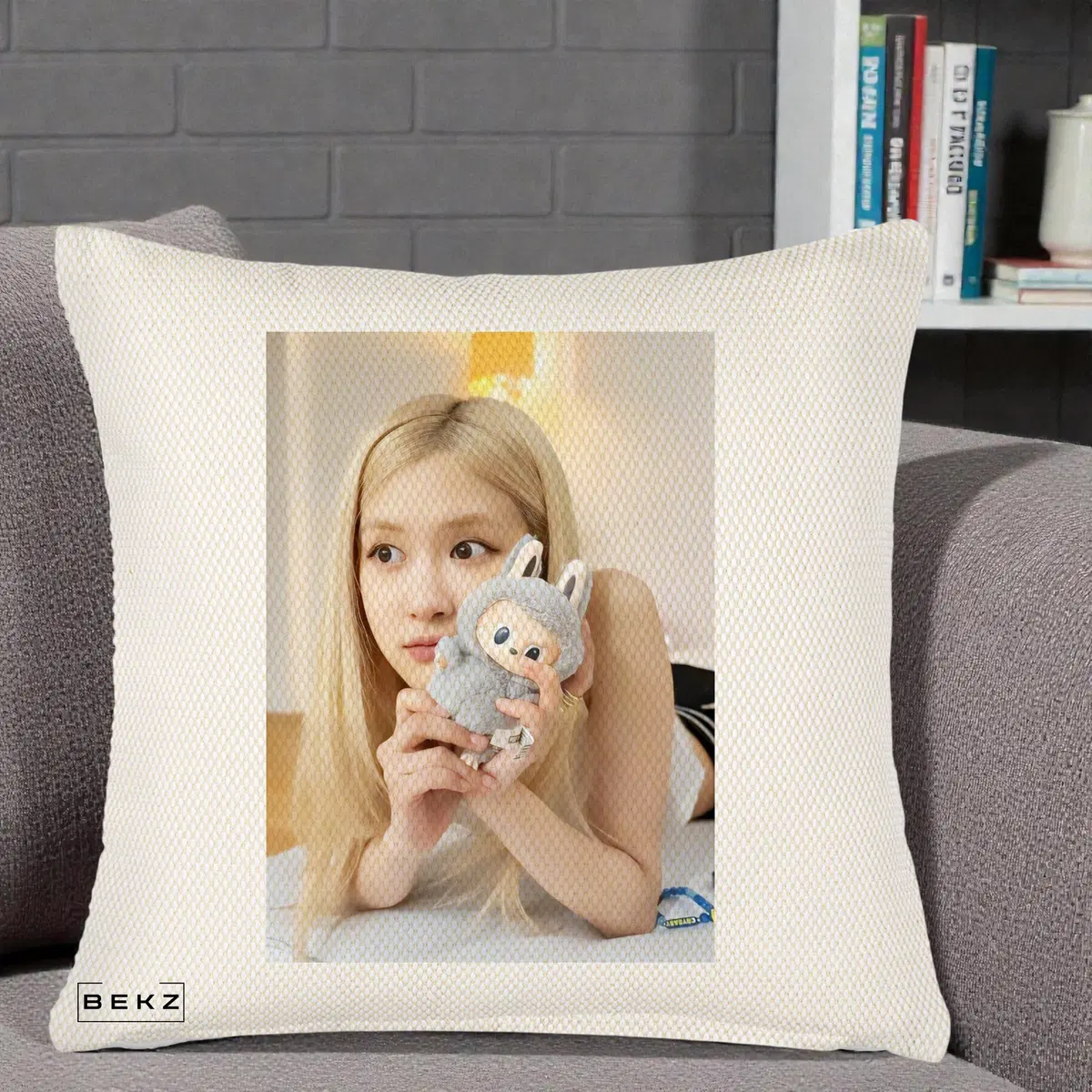 Perna Decorativa BLACKPINK Rose cu Papusa Iepure Blond Plat, 40x40 cm, Crem Reliefat, Husa Detasabila, Perna, BEKZ®