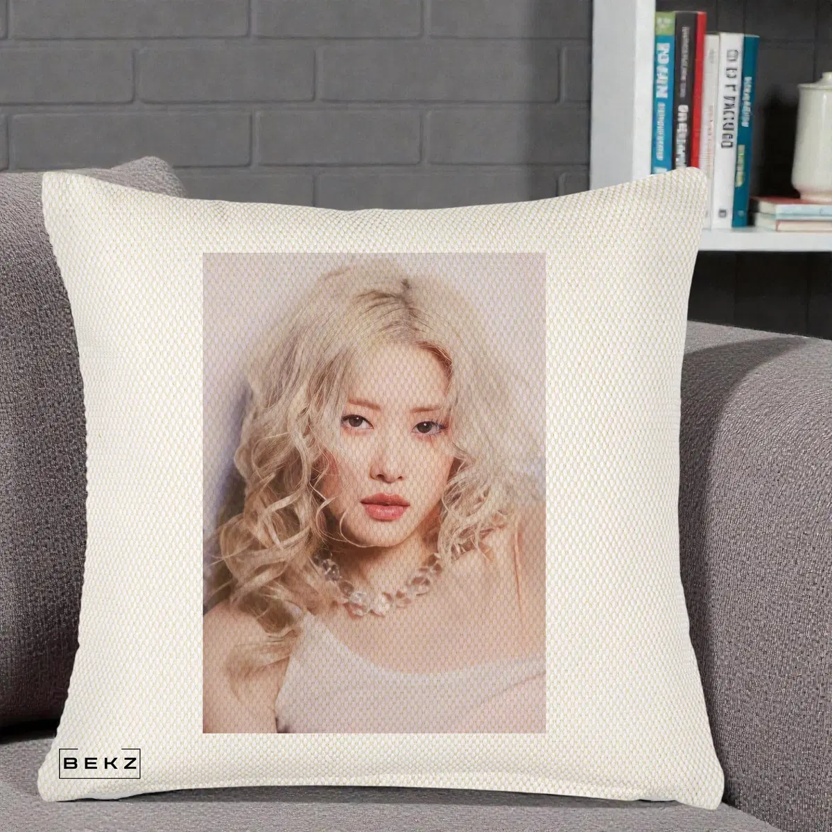 Perna Decorativa BLACKPINK Rose Portrait Blond Buclat Elegant, 40x40 cm, Crem Reliefat, Husa Detasabila, Perna, BEKZ®