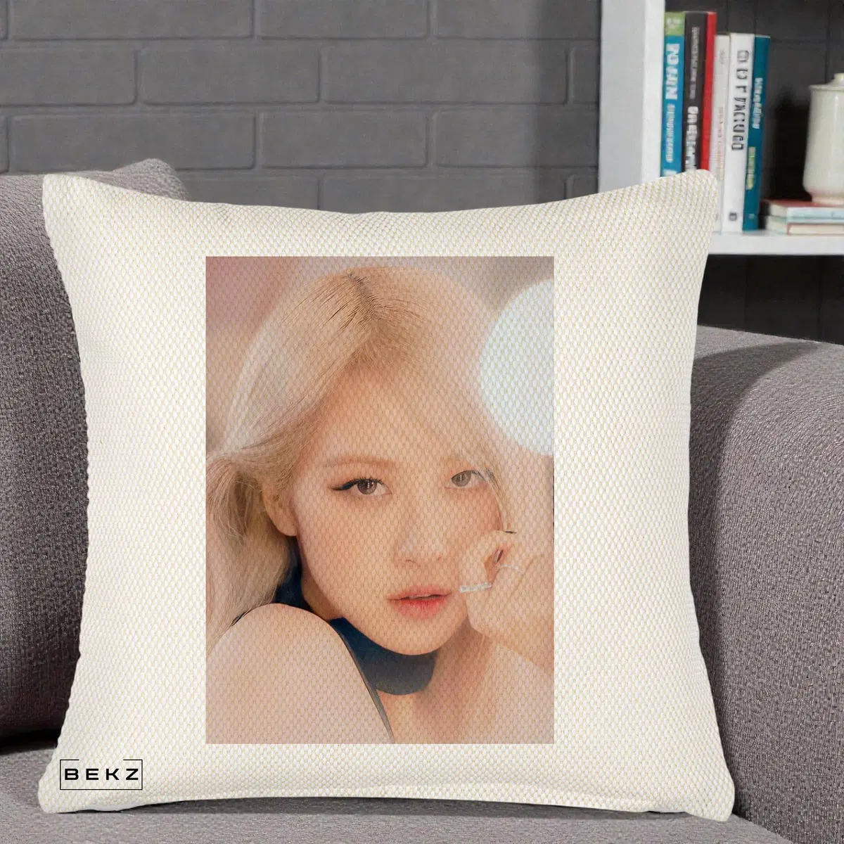 Perna Decorativa BLACKPINK Rose Portrait Blond cu Inel Roz Pastel, 40x40 cm, Crem Reliefat, Husa Detasabila, Perna, BEKZ®