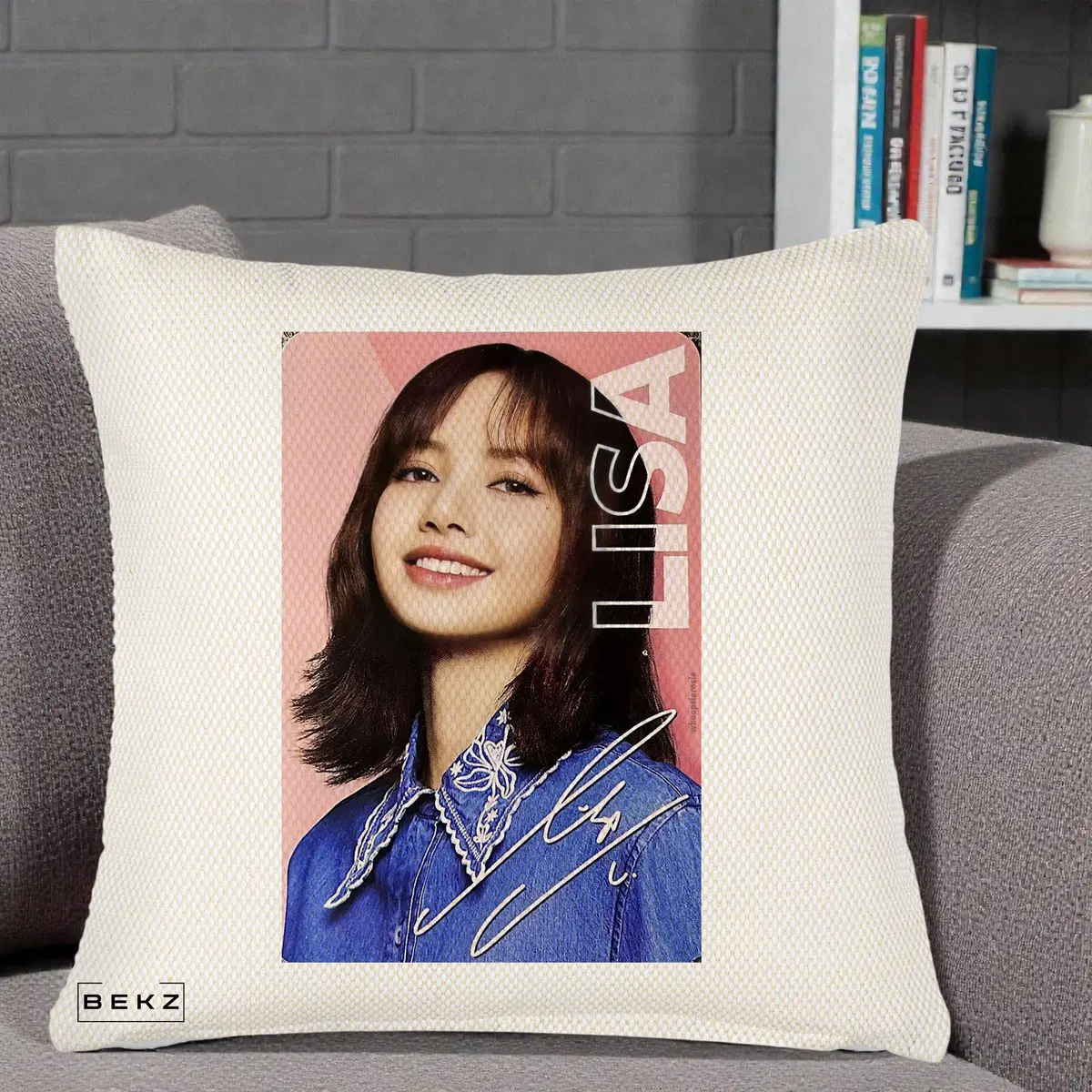 Perna Decorativa BLACKPINK Lisa Portrait Casual Bleu Denim Asezata, 40x40 cm, Crem Reliefat, Husa Detasabila, Perna, BEKZ®