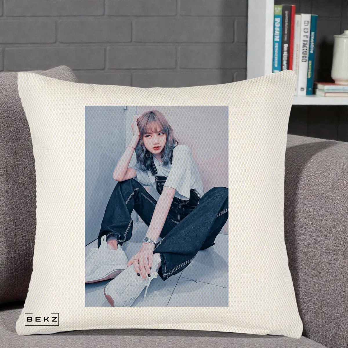 Perna Decorativa BLACKPINK Lisa Portrait Roz Athleisure pe Fond Roz, 40x40 cm, Crem Reliefat, Husa Detasabila, Perna, BEKZ®