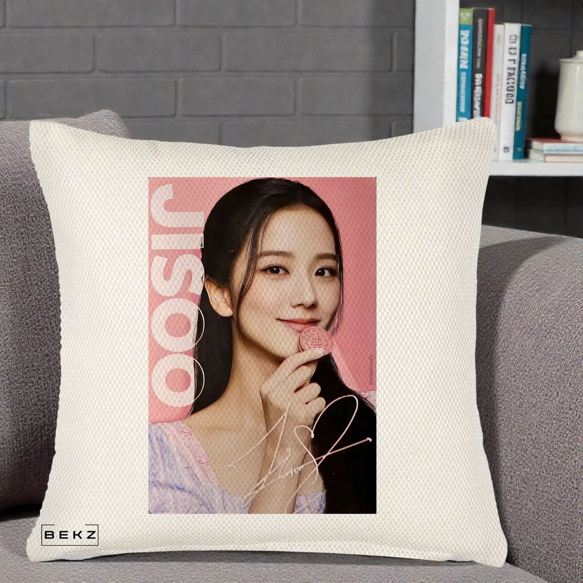 Perna Decorativa BLACKPINK Jisoo Portrait cu Semnatura si Fond Roz, 40x40 cm, Crem Reliefat, Husa Detasabila, Perna, BEKZ®