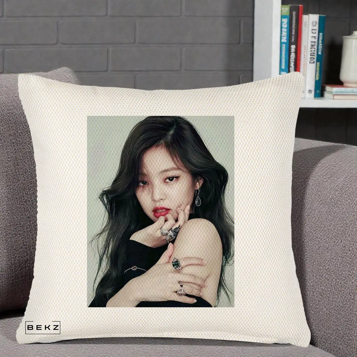 Perna Decorativa BLACKPINK Jennie Portrait Editorial Negru cu Inele, 40x40 cm, Crem Reliefat, Husa Detasabila, Perna, BEKZ®