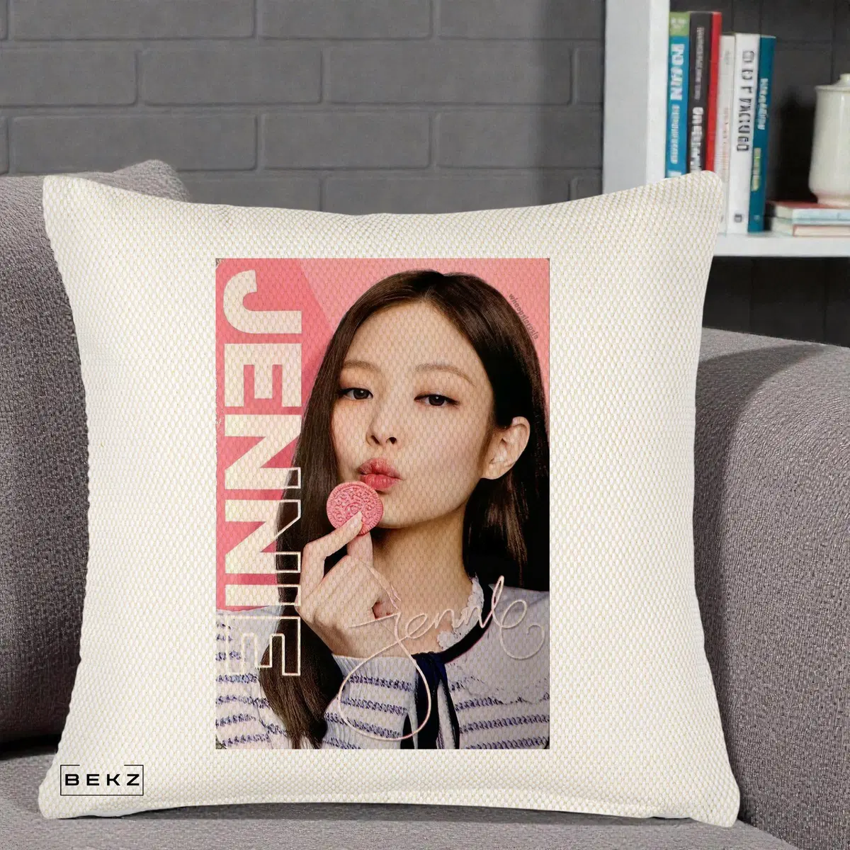 Perna Decorativa BLACKPINK Jennie Portrait cu Semnatura si Fond Roz, 40x40 cm, Crem Reliefat, Husa Detasabila, Perna, BEKZ®