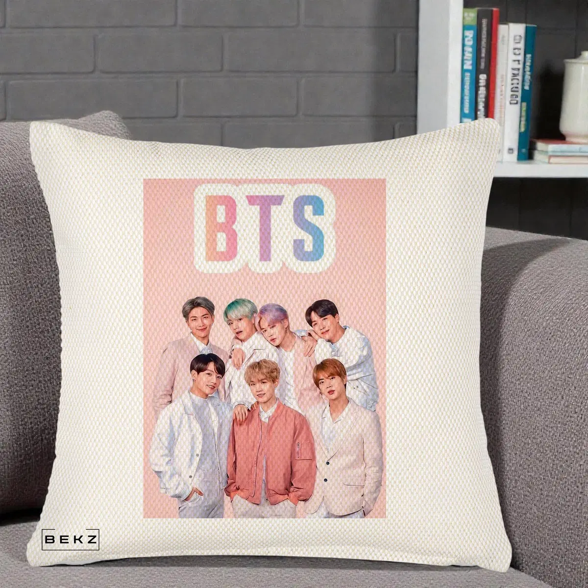 Perna Decorativa BTS Foto Grup cu Logo BTS si Fond Roz Pastel, 40x40 cm, Crem Reliefat, Husa Detasabila, Perna, BEKZ®