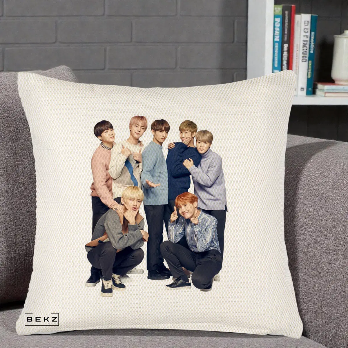 Perna Decorativa BTS Foto Grup In Picioare Casual Tricoturi pe Fond crem, 40x40 cm, Crem Reliefat, Husa Detasabila, Perna, BEKZ®