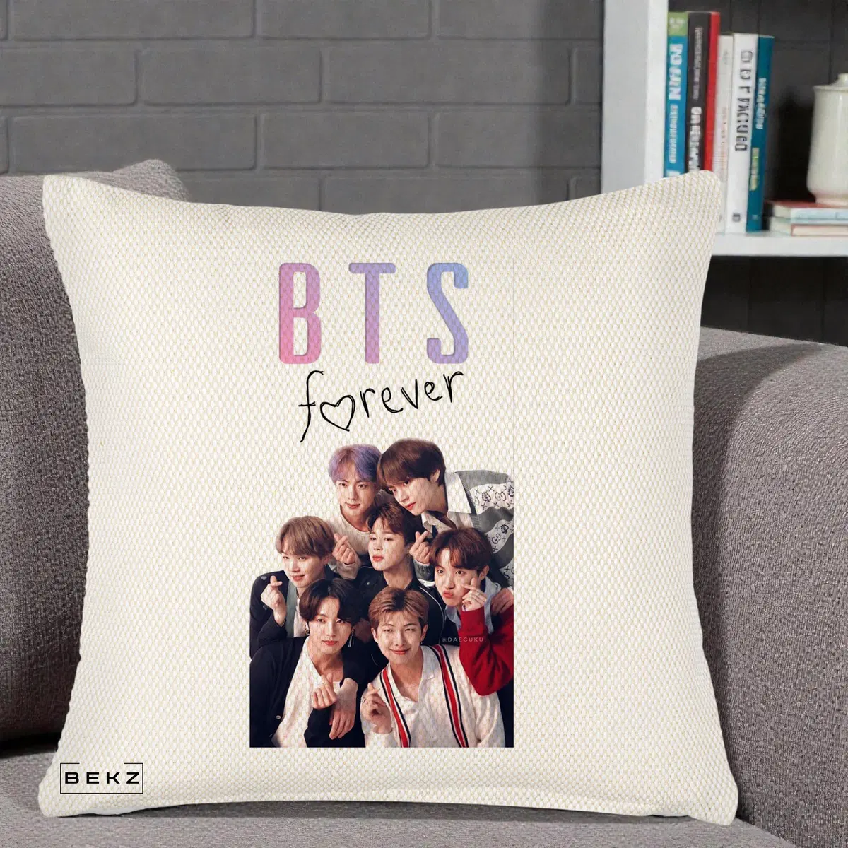 Perna Decorativa BTS Forever cu Logo si Foto Grup Casual Negru, 40x40 cm, Crem Reliefat, Husa Detasabila, Perna, BEKZ®