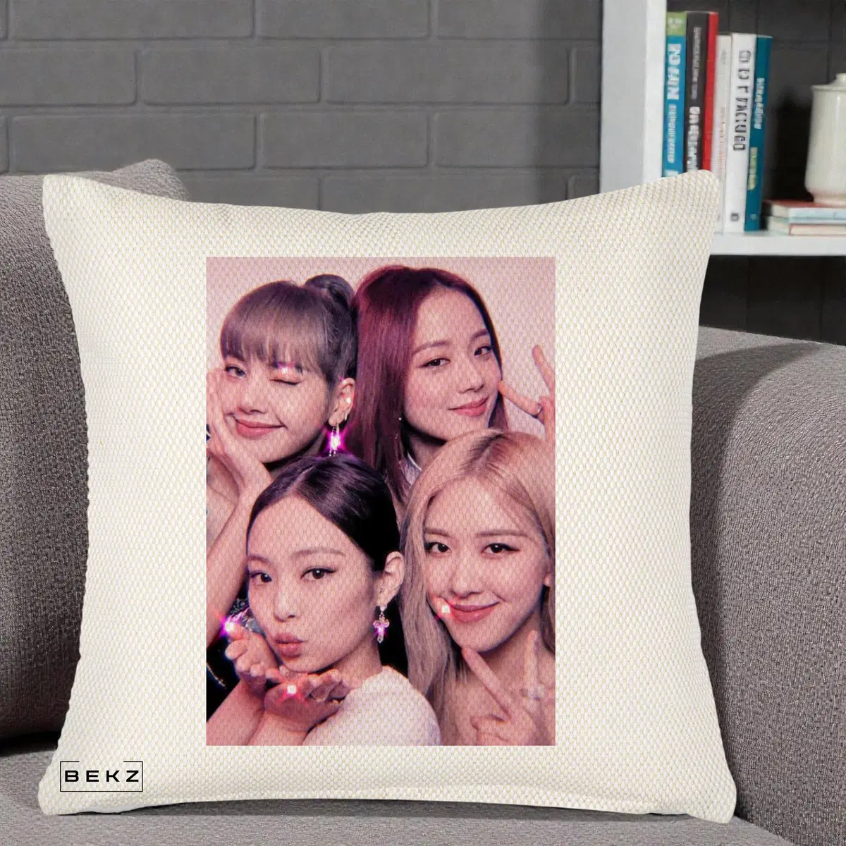 Perna Decorativa BLACKPINK Foto Grup Selfie Roz cu Glitter, 40x40 cm, Crem Reliefat, Husa Detasabila, Perna, BEKZ®