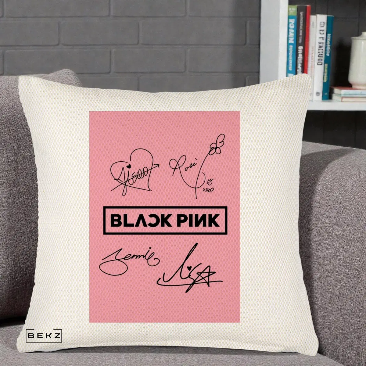 Perna Decorativa BLACKPINK Semnaturi Roz, 40x40 cm, Crem Reliefat, Husa Detasabila, Perna, BEKZ®