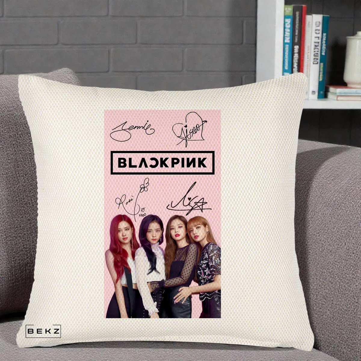 Perna Decorativa BLACKPINK Semnaturi si Foto, 40x40 cm, Crem Reliefat, Husa Detasabila, Perna, BEKZ®