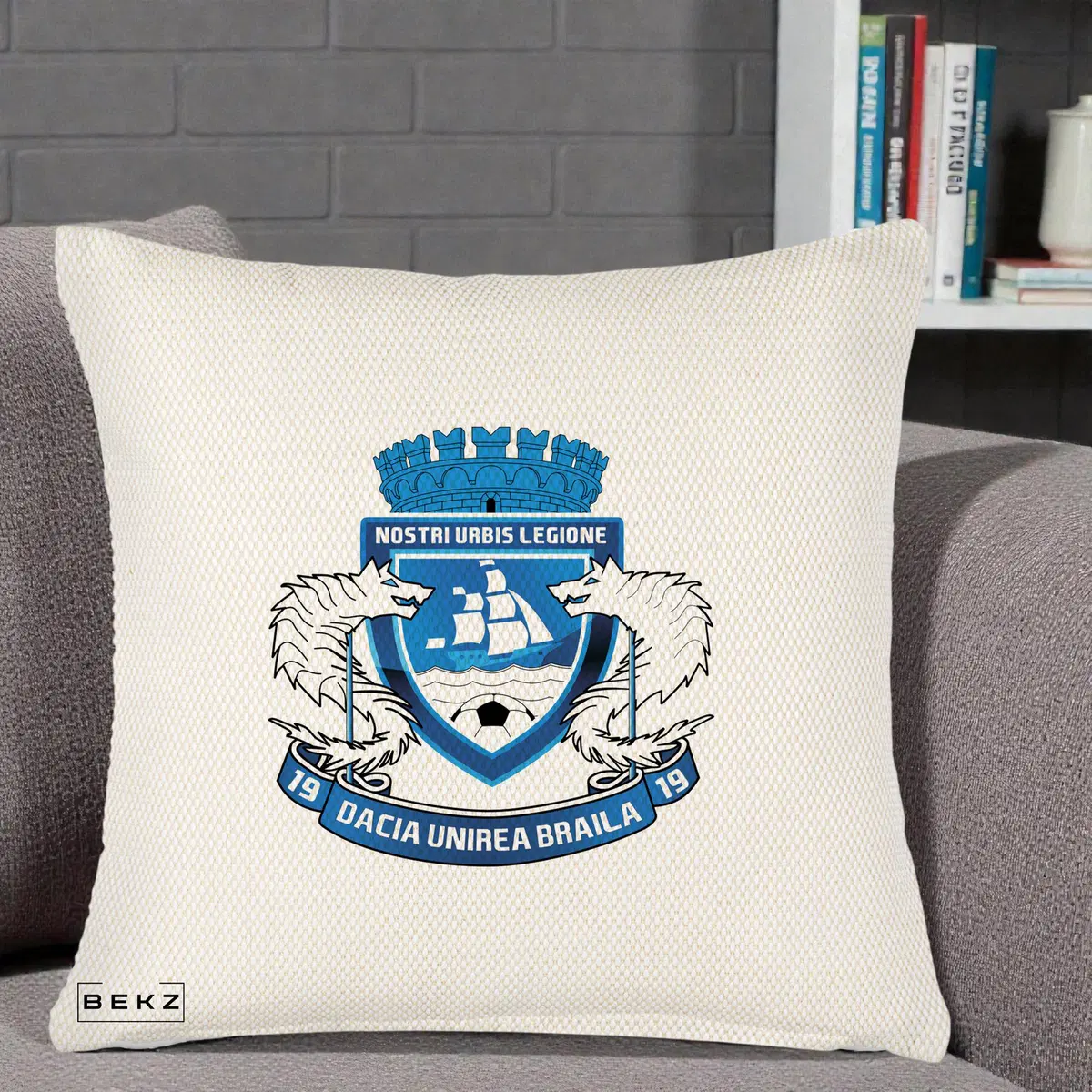 Perna Decorativa Dacia Unirea Braila 1919 Fotbal, 40x40 cm, Crem Reliefat, Husa Detasabila, Perna, BEKZ®