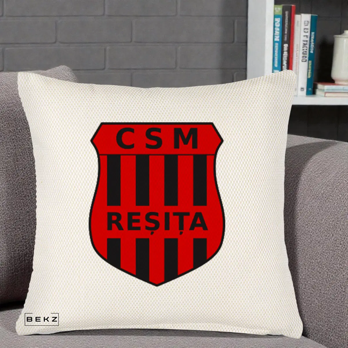 Perna Decorativa CSM Resita Fotbal, 40x40 cm, Crem Reliefat, Husa Detasabila, Perna, BEKZ®