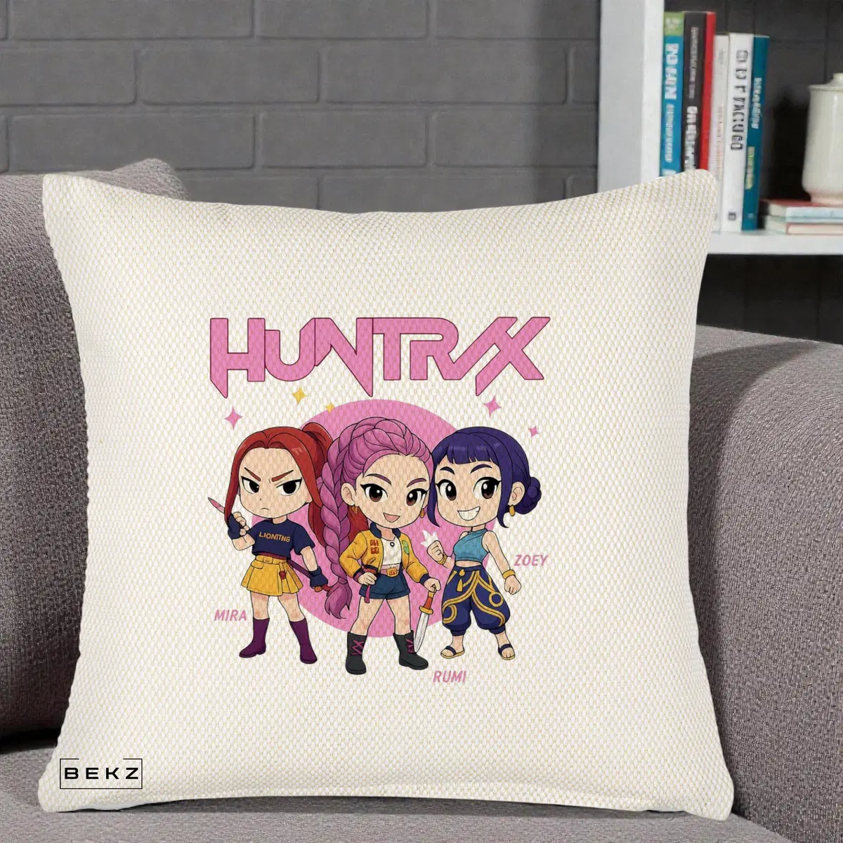 Perna Decorativa HUNTRX Trio Chibi cu Arme, 40x40 cm, Crem Reliefat, Husa Detasabila, Perna, BEKZ®