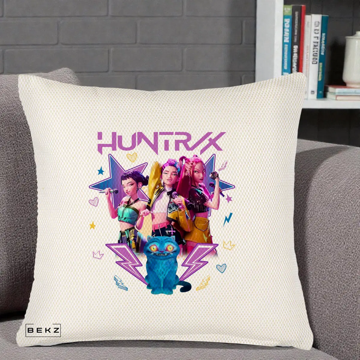 Perna Decorativa HUNTRX Trio 3D cu Pisica Fulgere, 40x40 cm, Crem Reliefat, Husa Detasabila, Perna, BEKZ®