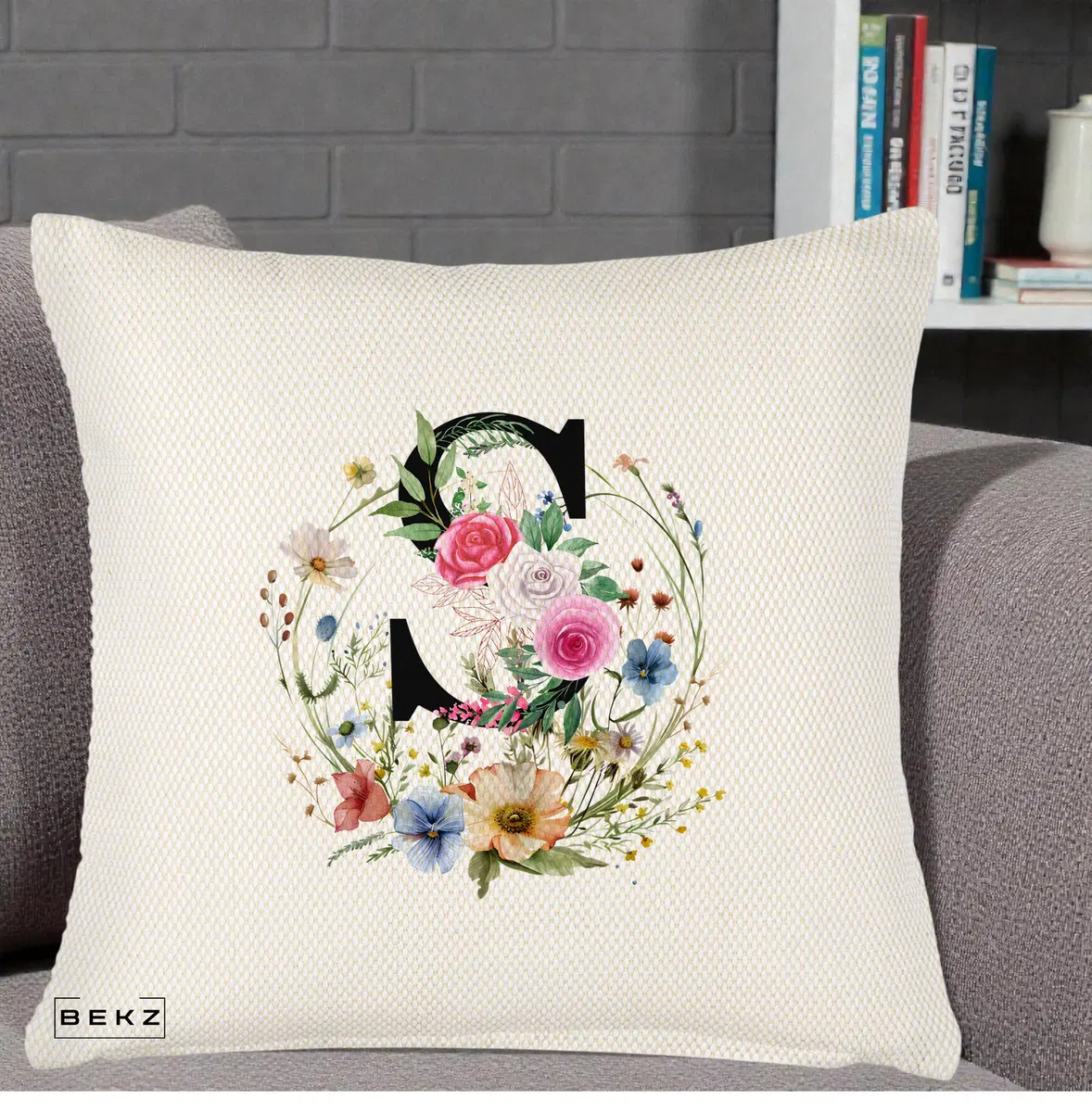 Perna Decorativa Monogram Litera S cu Flori Acuarela, 40x40 cm, Crem Reliefat, Husa Detasabila, Perna, BEKZ®