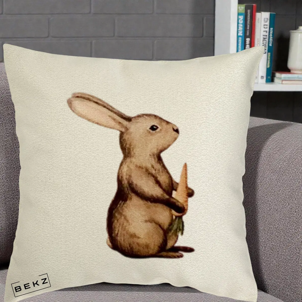 Perna Decorativa Iepuras Acuarela cu Morcov, 40x40 cm, Ecru, Husa Detasabila, Perna, BEKZ®