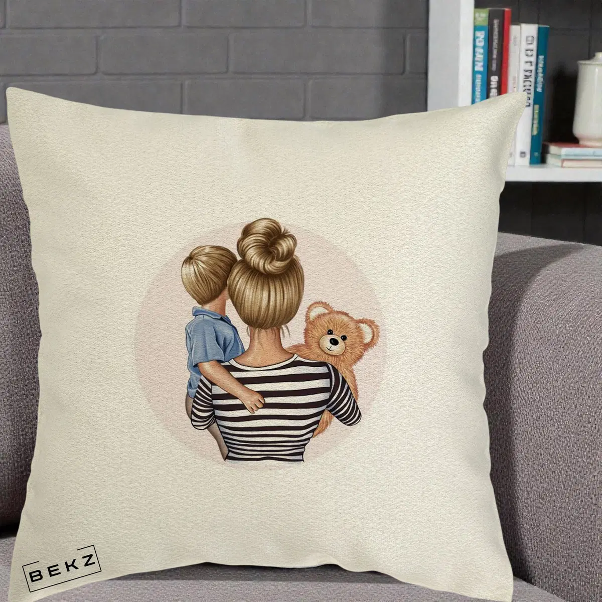 Perna Decorativa Mama si Baietelul cu Ursulet, 40x40 cm, Ecru, Husa Detasabila, Perna, BEKZ®