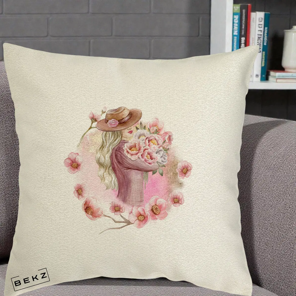 Perna Decorativa Femeie cu Flori Roz Acuarela, 40x40 cm, Ecru, Husa Detasabila, Perna, BEKZ®