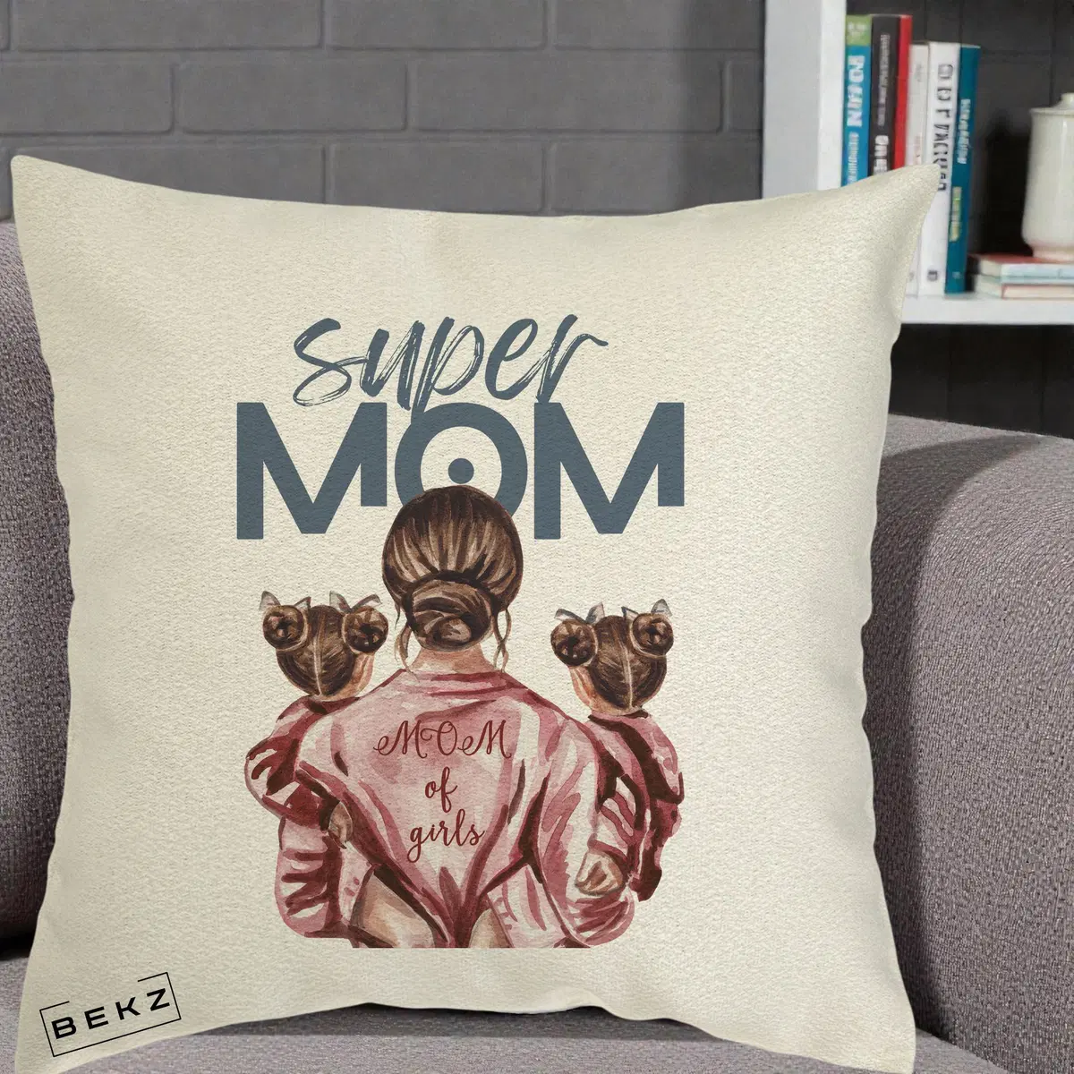 Perna Decorativa Super Mom of Girls Mama cu Gemene, 40x40 cm, Ecru, Husa Detasabila, Perna, BEKZ®