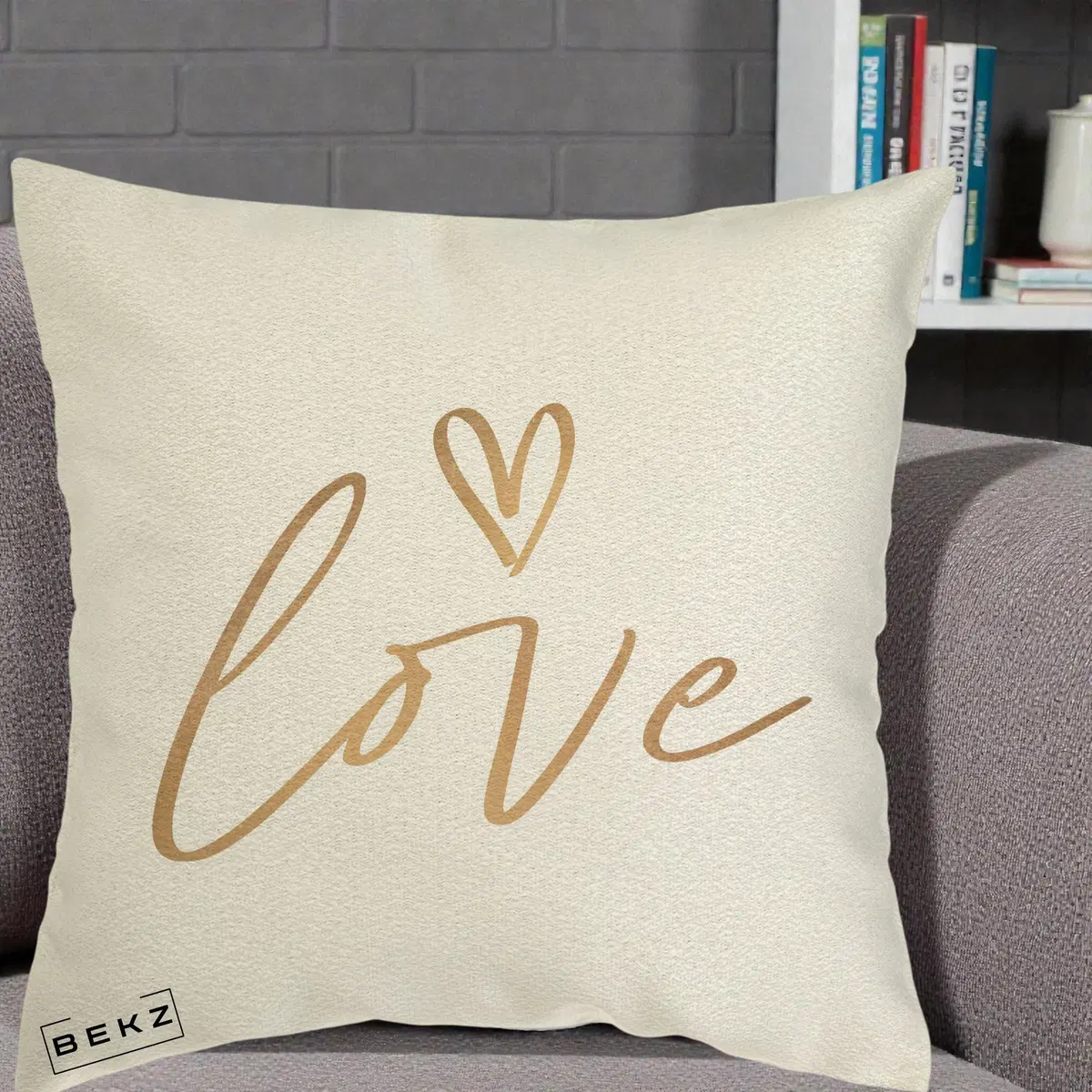 Perna Decorativa Love Caligrafie Aurie, 40x40 cm, Ecru, Husa Detasabila, Perna, BEKZ®