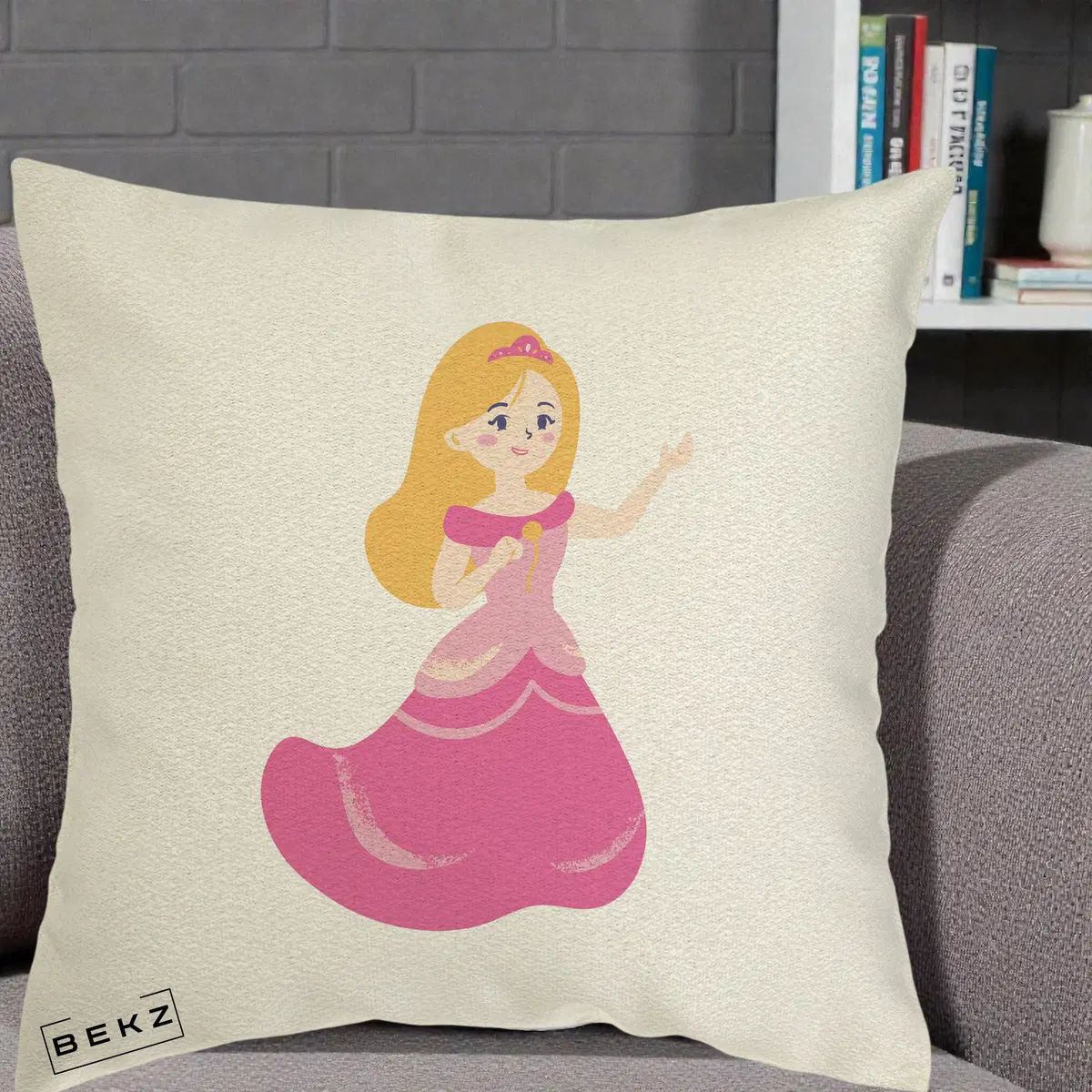Perna Decorativa Printesa Roz cu Microfon, 40x40 cm, Ecru, Husa Detasabila, Perna, BEKZ®