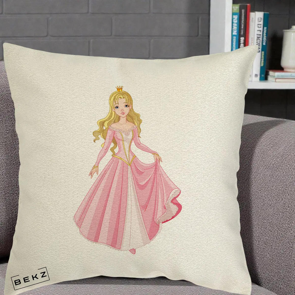 Perna Decorativa Printesa Aurora Rochie Roz, 40x40 cm, Ecru, Husa Detasabila, Perna, BEKZ®