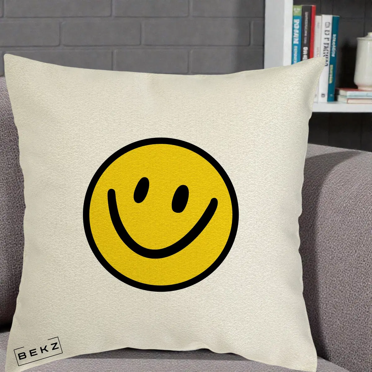 Perna Decorativa Smiley Face Galben Clasic, 40x40 cm, Ecru, Husa Detasabila, Perna, BEKZ®