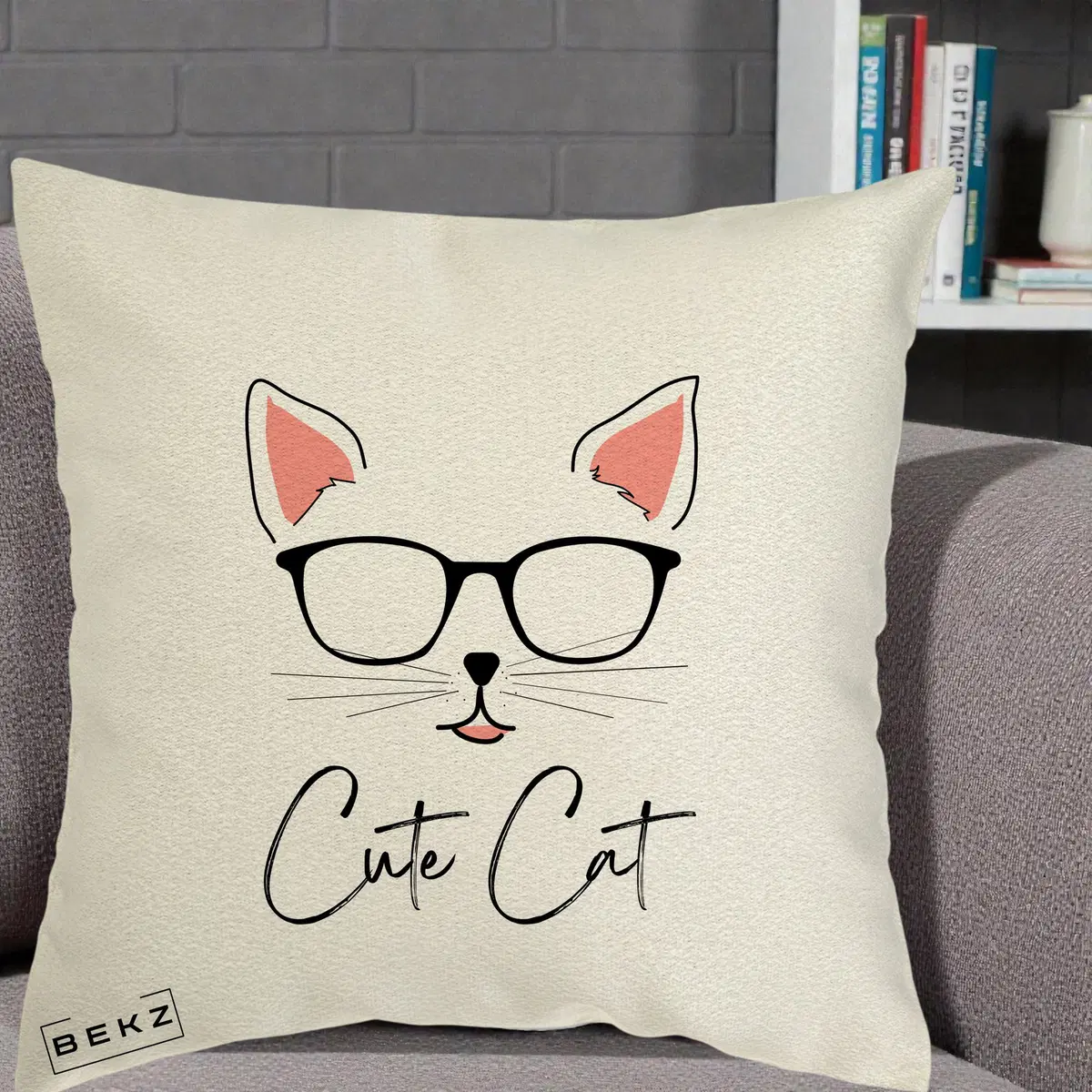 Perna Decorativa Cute Cat cu Ochelari, 40x40 cm, Ecru, Husa Detasabila, Perna, BEKZ®