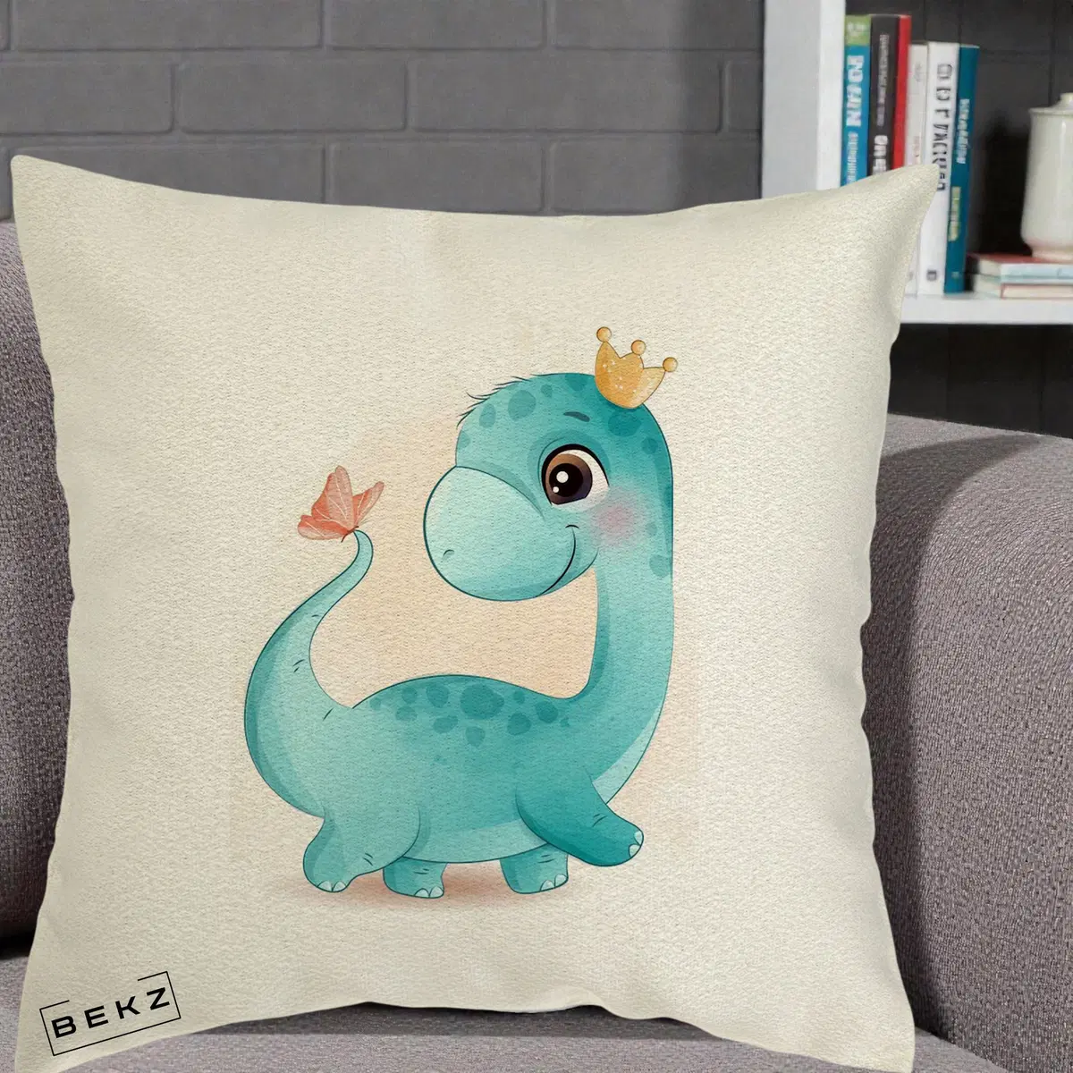Perna Decorativa Dinozaur Bland Coroana Kawaii, 40x40 cm, Ecru, Husa Detasabila, Perna, BEKZ®
