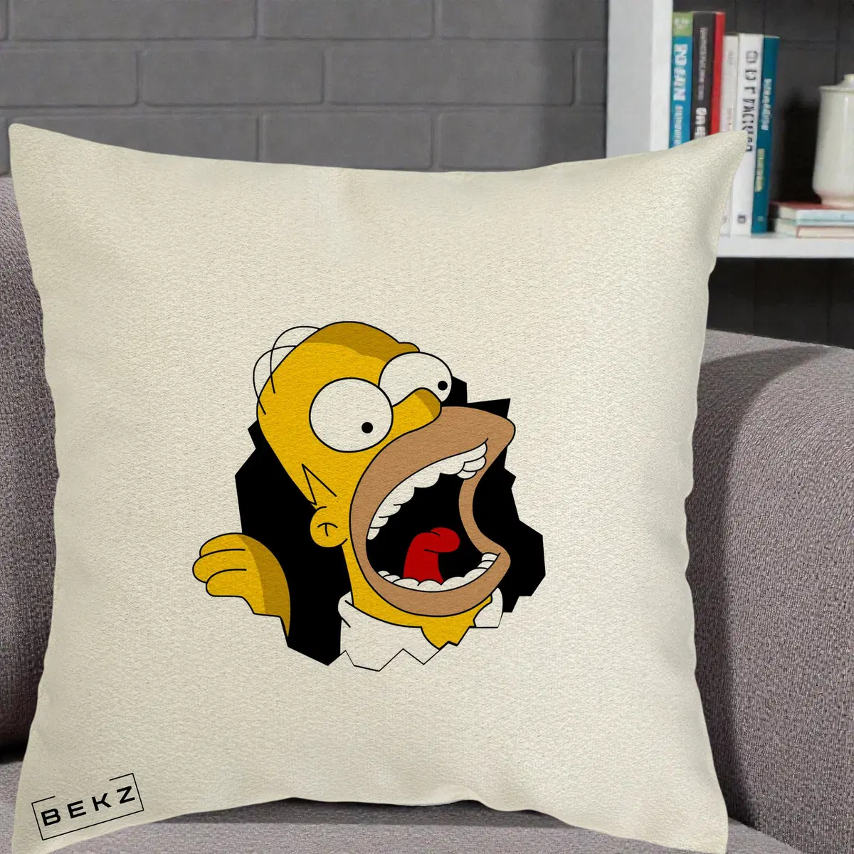Perna Decorativa Homer Simpson Surpriza, 40x40 cm, Ecru, Husa Detasabila, Perna, BEKZ®