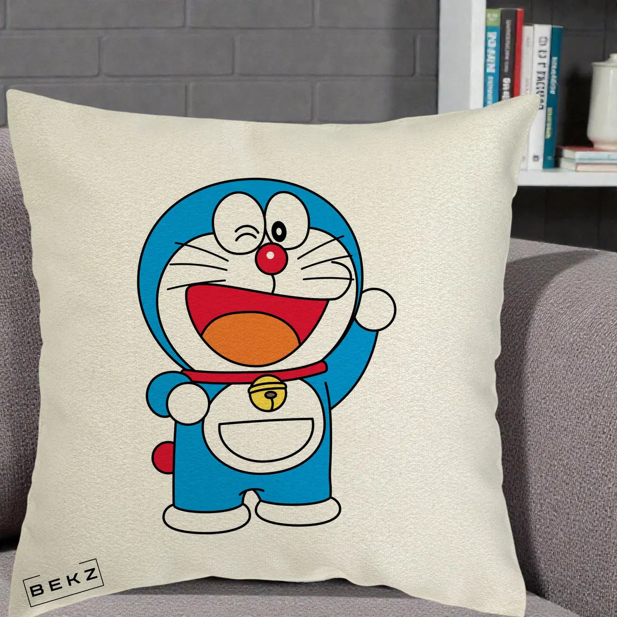 Perna Decorativa Doraemon Salutand, 40x40 cm, Ecru, Husa Detasabila, Perna, BEKZ®