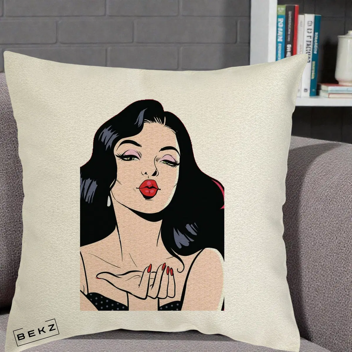 Perna Decorativa Femeie Pop-Art Kiss, 40x40 cm, Ecru, Husa Detasabila, Perna, BEKZ®