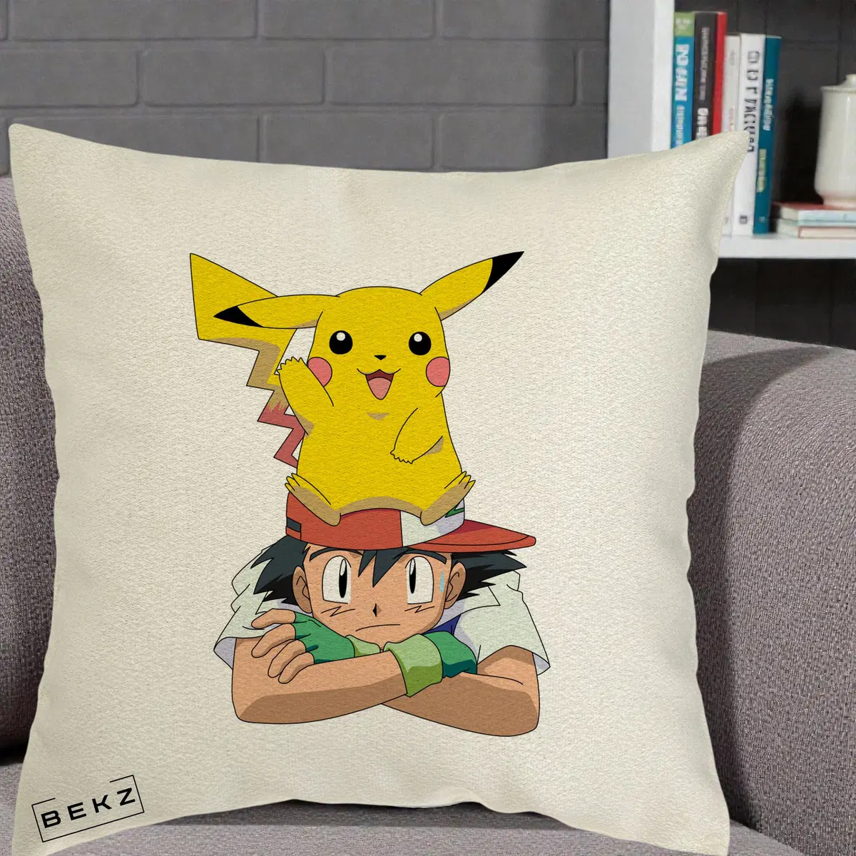 Perna Decorativa Ash si Pikachu, 40x40 cm, Ecru, Husa Detasabila, Perna, BEKZ®