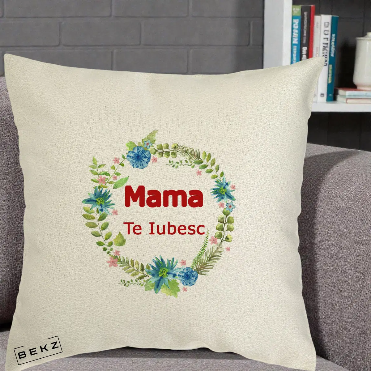 Perna Decorativa Mama Te Iubesc Flori Albastre, 40x40 cm, Ecru, Husa Detasabila, Perna, BEKZ®