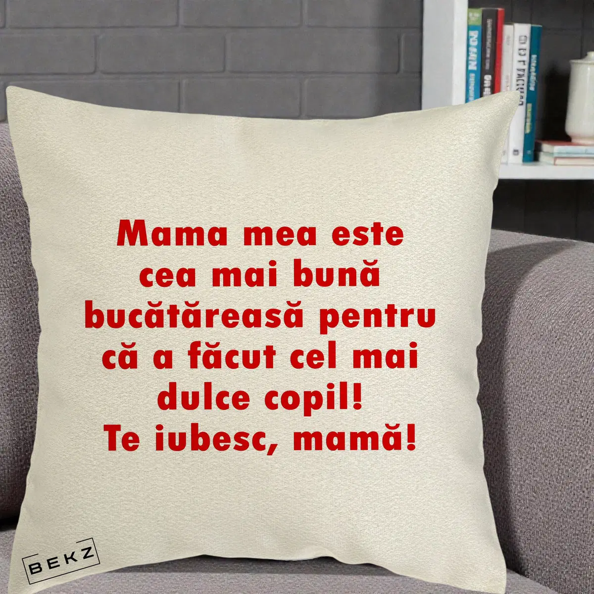 Perna Decorativa Mama cea Mai Buna Bucatareasa, 40x40 cm, Ecru, Husa Detasabila, Perna, BEKZ®