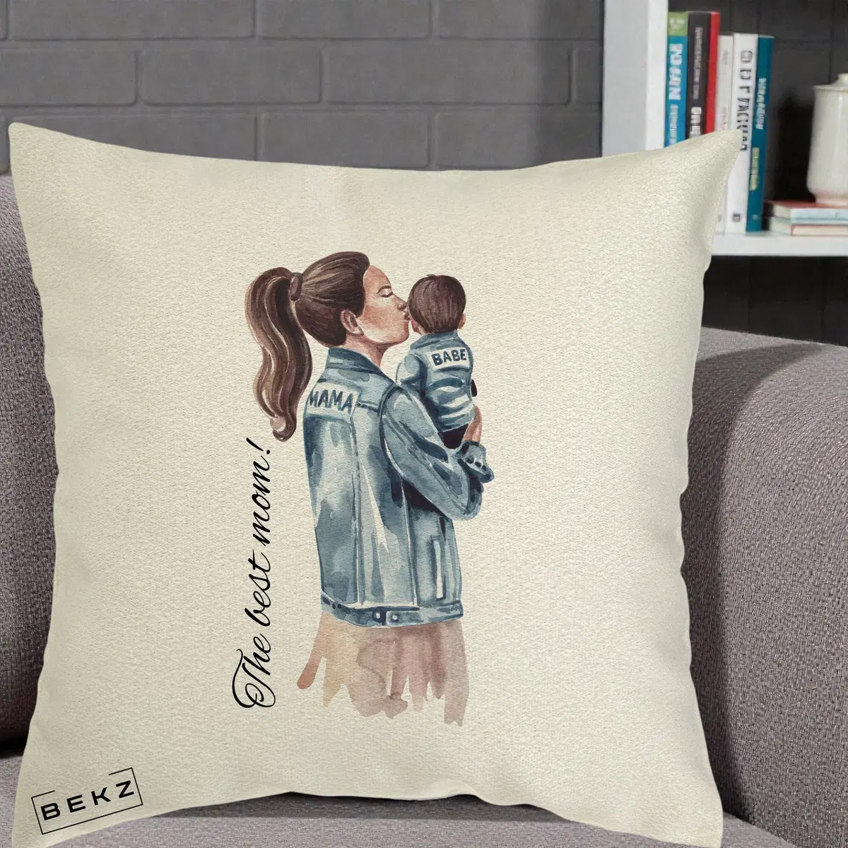 Perna Decorativa The Best Mom Jachete Denim, 40x40 cm, Ecru, Husa Detasabila, Perna, BEKZ®