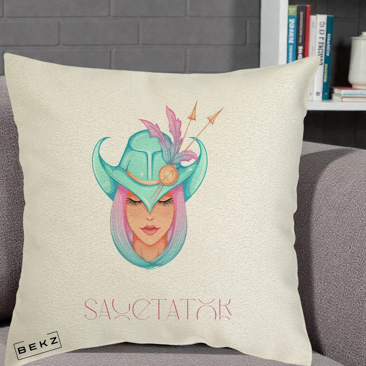 Perna Decorativa Zodiac Sagetator Cowgirl, 40x40 cm, Ecru, Husa Detasabila, Perna, BEKZ®